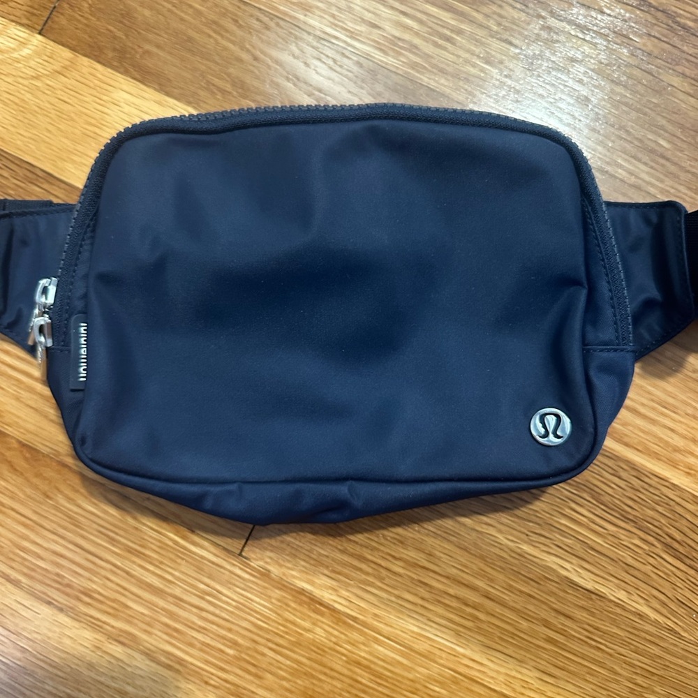 lululemon athletica Everywhere Belt Bag 2L in Navy